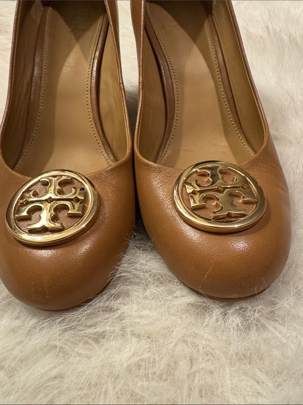 Tory Burch Tan Leather Logo Wedge Shoes Size 8 1/2 pre-owned - Picture 2 of 8